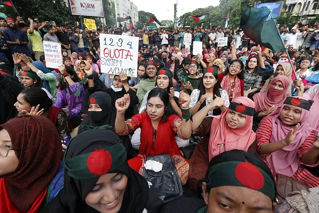 আন্দোলনকারীরা এক ঘণ্টা পর শাহবাগ ছাড়লেন, যান চলাচল শুরু