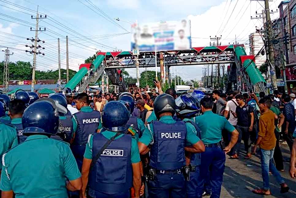 পুলিশের বাধা উপেক্ষা করে শাবি শিক্ষার্থীদের মহাসড়ক অবরোধ